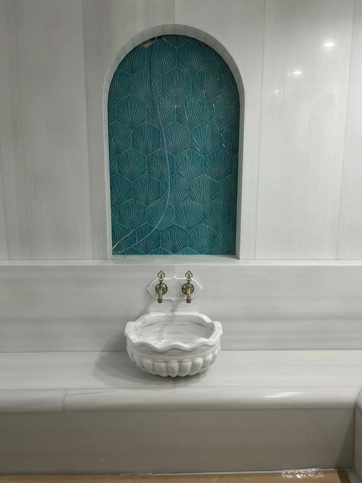 Modern hamam imalatı mermer kaplama detayı