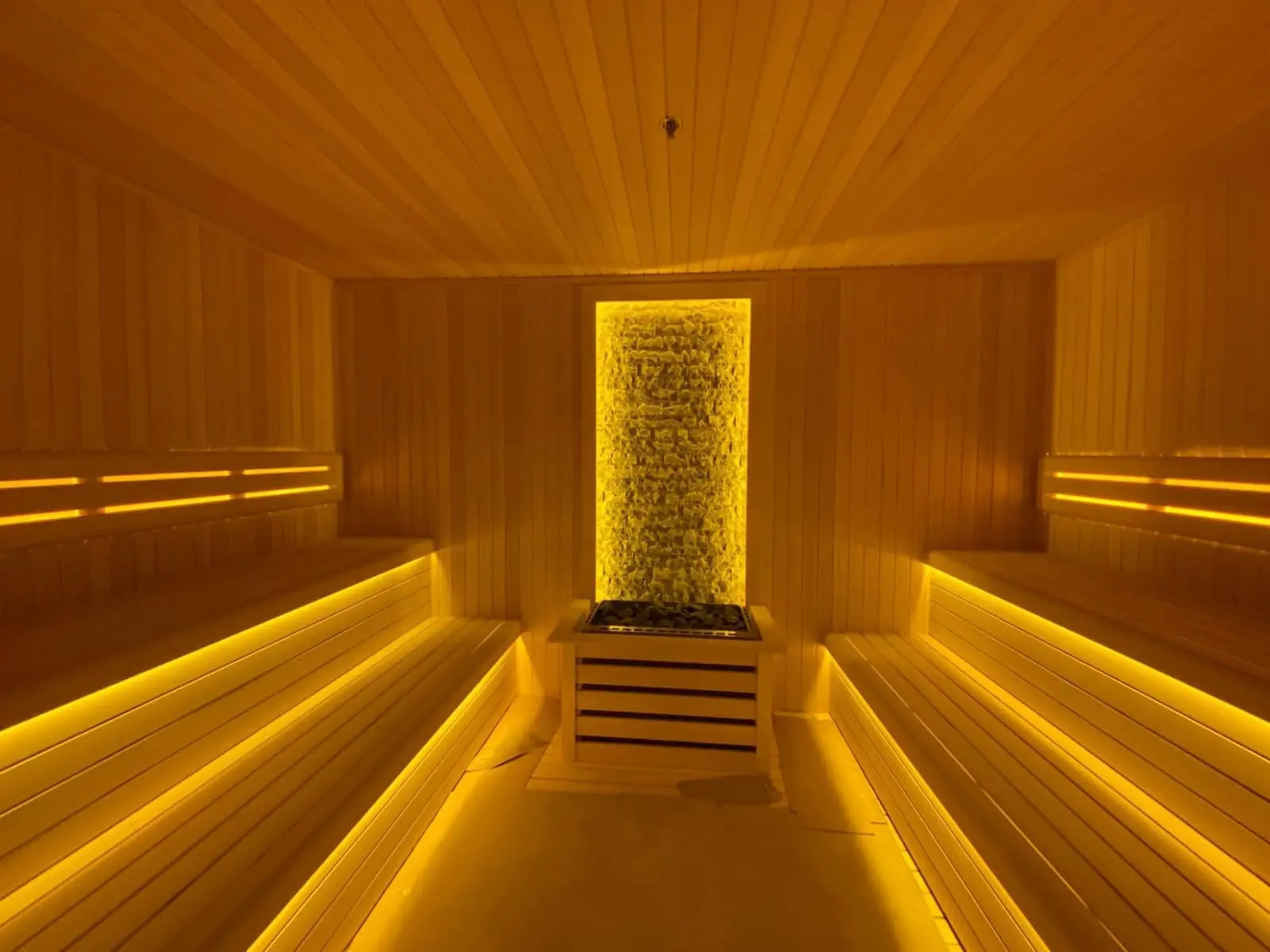 Ahşap kaplamalı sauna iç mekânı